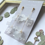 再販♡ヒラヒラ花びらの揺れるピアス/イヤリング《クリアフロスト》ブライダル＊ウェディング＊金アレ対応＊軽量
