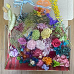 ミモザドライフラワー入りの彩り花材の詰め合わせ