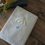 アンブレラ　手刺繍　文庫本　ブックカバー　きいろ＆しろ