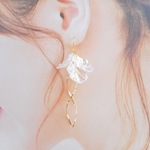 煌めくオーロラ花びら×キラキラウェーブの上品春夏イヤリング/ピアス✨（春・夏・クリア・フラワー・花・大人可愛い・涼しげ・シェル・マリン・海・揺れる）