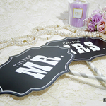 モノトーン ウェディング フォトプロップス 『MR ＆ MRS』人気セット。ブラックモノトーンの定番デザイン。結婚式・前撮り・後撮り・記念日などに…
