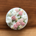 刺繍くるみボタン（ヘアゴム/ブローチ）