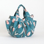 最終出品　Sサイズ　グリーン色地　ピンク色のチューリップ花柄プリント生地　ころりんバッグ♪　Fm2 Lab.