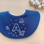 〖選べる!〗ふわふわ宇宙のイニシャル刺繍スタイ