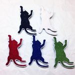 刺繍ブローチ　「しがみ付く猫」
