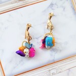 カラフルシェルとパールを持った手のピアス