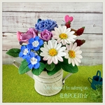 💜粘土の花＊ネモフィラ&カーネーション・7種ブリキじょうろの中の優しいお花たち＊♡ハートピックhappiness♡のメッセージ付・麻布付【限定品】