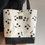 【定価¥1,780】トートバッグ　さくらんぼ　アイボリー×ブラック　(エコバッグ・サブバッグ)