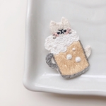 【4/17(土)19時〜販売】猫の居酒屋さん　ビールを飲む猫の刺繍ブローチ