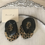 大ぶりピアス　ブラック　黒斑点　レオパード　ダブル　アクリルチェーン　２連　おおぶり　サージカルステンレス　サージカルピアス