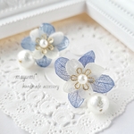 コットンパール揺れる 紫陽花ピアス-royalblue×white cottonpearl  flower-【ロイヤルブルー×ホワイト】
