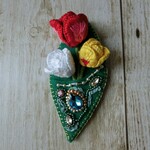 チューリップのブローチ　立体刺繡・手刺繍