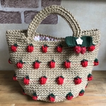 立体イチゴのカゴバッグ🍓粒いちごのブローチ付🍓ベージュ