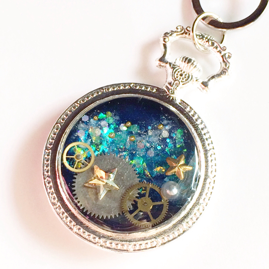宇宙の懐中時計バックチャーム 銀古美 ハンドメイドマーケット Minne
