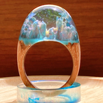 魔法で氷の景色を閉じ込めた指輪　ウッドレジン