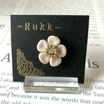 ﾏｽｸﾁｬｰﾑ：ビーズ刺繍　チェコ花びら　マットなアイボリー　ﾏｽｸﾋﾟｱｽ　MSCF_002W