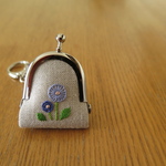 手刺繍の豆がま口〈まるいお花・ブルー〉