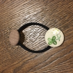 刺繡くるみボタンヘアゴム（四つ葉のクローバー＆しろつめ草）500→300