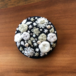 ビーズ刺繍くるみボタン（ヘアゴム/ブローチ）