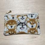 ぎゅうぎゅう柴犬のミニポーチ
