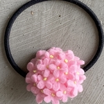 フェルトと刺繍糸のふっくらお花ヘアゴム・ピンク