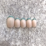 細フレンチネイル　ベージュ×ミントグリーン