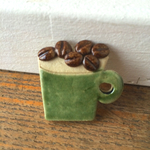 ブローチ  コーヒー豆と緑マグ