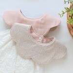ナチュラル好きなママへ☆女の子にも男の子にも贈りたいリトルマーガレットの小さめ花びらスタイ(グレイッシュピンク)