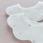りんごドットのシンプルかわいいの花びらスタイ(ホワイト)