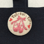 【送料無料】刺繍　くるみボタン　ブローチ　バレエ　トウシューズ　お守り　おまじない　#29