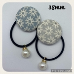 刺繍 お花の刺繍 マーガレットくるみボタン パール風チャーム付き ヘアゴム ⑨