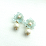 シャイニーパールとブルーのお花ピアス