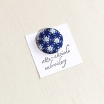 雪の結晶の手刺繍のブローチc