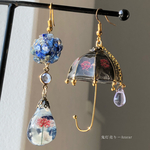 彼岸花の傘と青薔薇には空雫。　オルゴナイト　傘レジン　雲レジン　蓄光三日月　和ゴス　ピアス　イヤリング