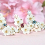 白い桜✴︎bijouのイヤーカフ 