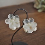 すりガラス風お花パーツとコットンパールのクリップイヤリング（ホワイトオパール）