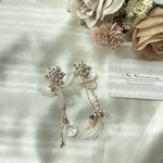キラキラビジューから流れるチャームと花びら　アシンメトリー　ロングピアス　大ぶりピアス　結婚式　ウェディング　ブライダル　フォーマル