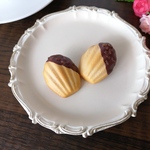 【在庫限り】チョコがけマドレーヌのブローチ・オレンジ