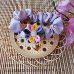 つまみ細工  お花のシュシュ(レインボー)折り鶴チャーム付き