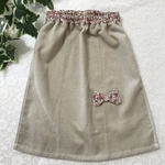 ゴムがよれないお食事エプロン　女の子向け　タオルエプロン　小花柄ピンク×新色グレージュタオル