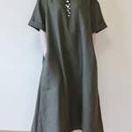 背中がポイントの台形シルエット、ワンピース　フレンチリネン100％　【カーキORネイビー】