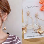 送料無料♡【春にオススメ】再販♡花びら パール とひねりゴールドの華やか イヤリング／ピアス
