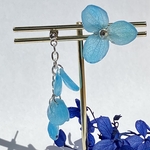 あじさいと花びらのピアス　ブルー