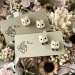 蝶ネクタイの芝犬ピアス/イヤリング