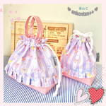 ⋈*お弁当袋＆コップ袋〔巾着〕【2点セット】⋈*.。フリル付き❁︎お弁当袋持ち手付き❁︎可愛いリボンプリント柄‎‪▶◀*.゜♡♡♡*現品限り・再販無し(⑉• •⑉)…。
