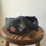 ヘアバンド　舞う花たちの刺繡