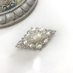 クラシック　パール　ブローチ　ひし形 ホワイト