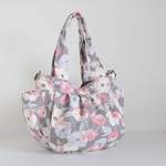 Mサイズ　グレー色地　ピンク色のアネモネの花柄プリント生地　 ころりんバッグ♪Mサイズ　Fm2 Lab.