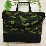 【受注制作】W45×35cm ★ショルダーひもつき大きめレッスンバッグ★迷彩柄×黒デニ