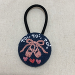 【送料無料】刺繍　くるみボタン　ヘアゴム　バレエ　トウシューズ　お守り　おまじない　#39